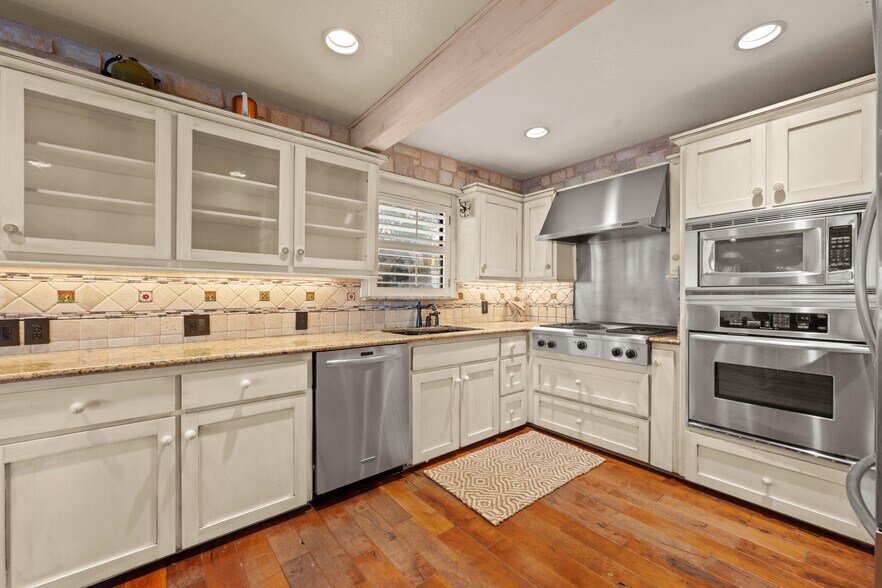More Photos Of 3911 Lago Vista Dr, Austin Apartments For Sale