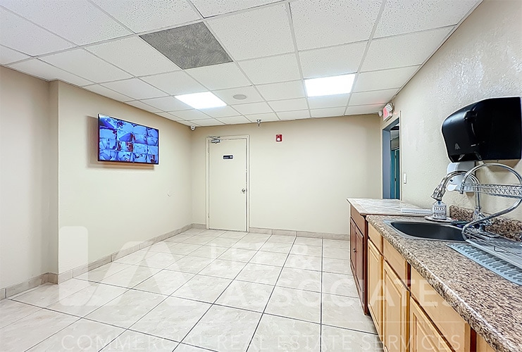 More Photos Of 770 W Bay St, Winter Garden Flex For Lease