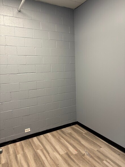 More Photos Of 925-929 S York St, Elmhurst Storefront Retail Office For Lease