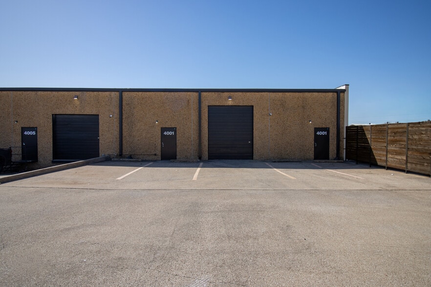 More Photos Of 4001-4009 Lindbergh Dr, Addison Light Manufacturing For Lease