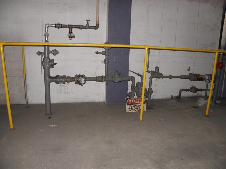 More Photos Of 922 Armstrong St, Morris Distribution For Lease