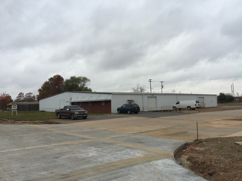 Primary Photo Of 2911 Douglas Dr, Bossier City Light Distribution For Lease
