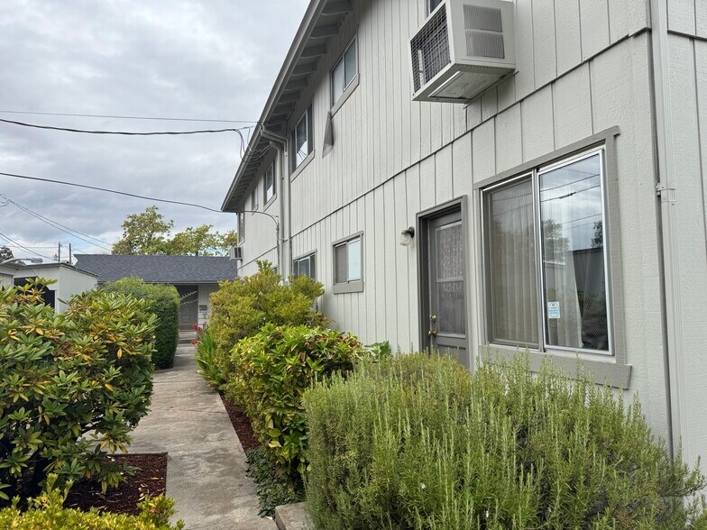More Photos Of 305 NE C St, Grants Pass Apartments For Sale
