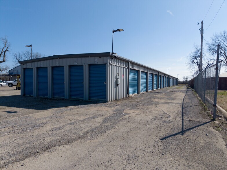 Primary Photo Of 739 S Walnut St, Steele Self Storage For Sale