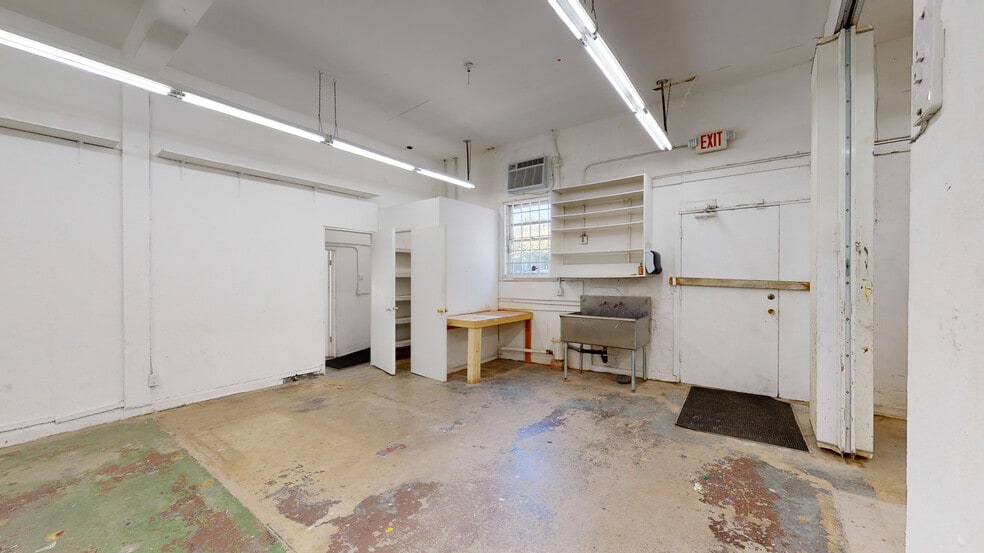 More Photos Of 13031 Montana Ave, Los Angeles Freestanding For Lease