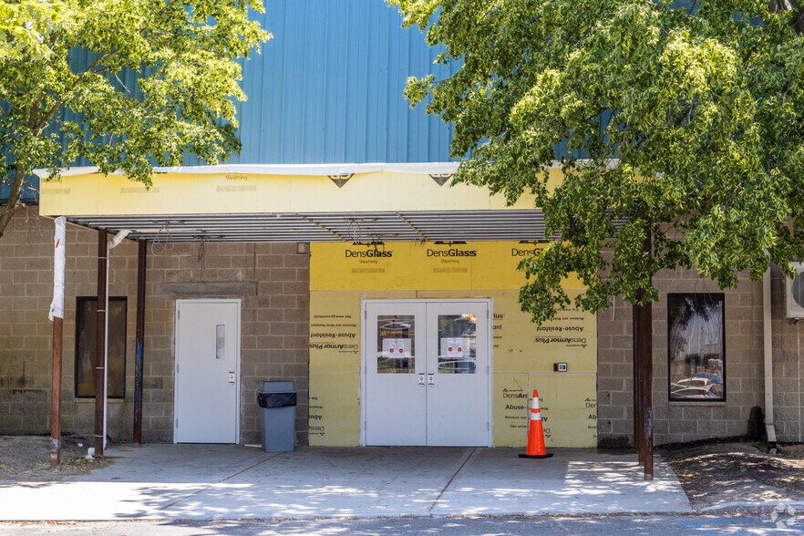 More Photos Of 1995 Swarthmore Ave, Lakewood Warehouse For Lease