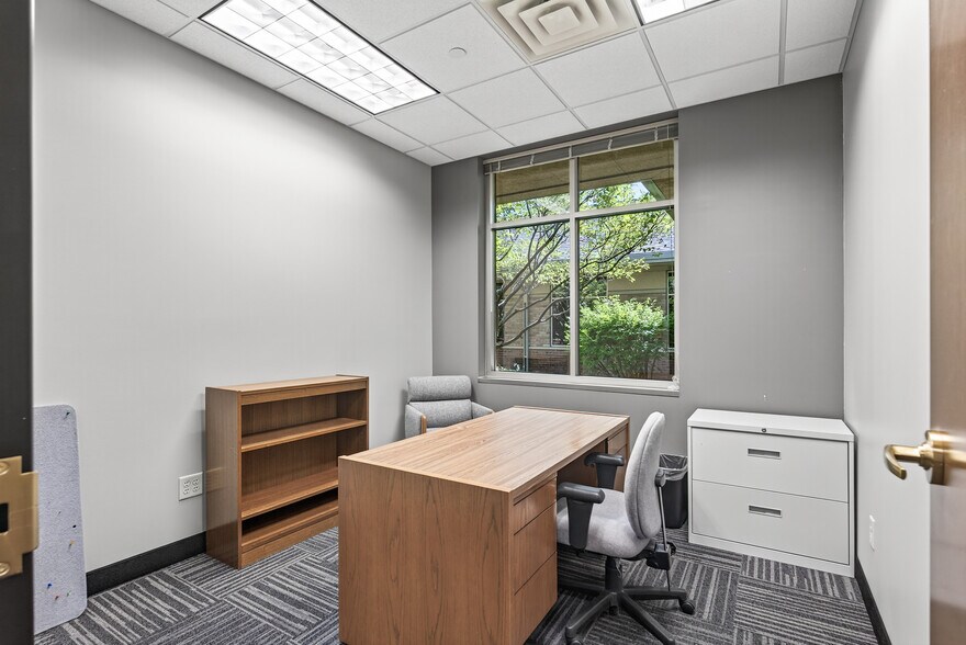 More Photos Of 5505 Cottonwood Ln, Prior Lake Office For Sale