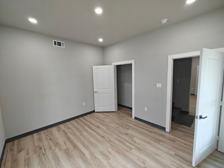 More Photos Of 701 E 1st St, Prosper Office For Sale