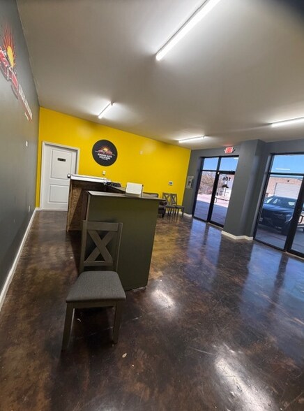 More Photos Of 13215 Judson Rd, San Antonio Showroom For Lease