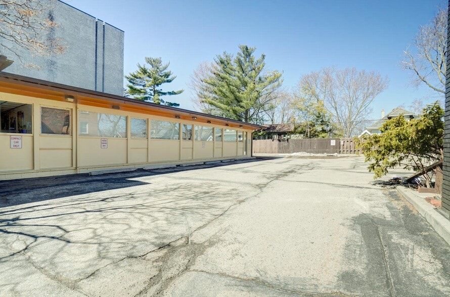 More Photos Of 1920 Monroe St, Madison Medical For Lease