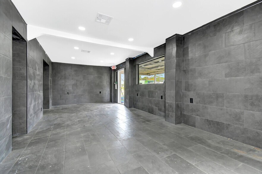 More Photos Of 2160 NW 24th St, Fort Lauderdale Auto Dealership For Sale