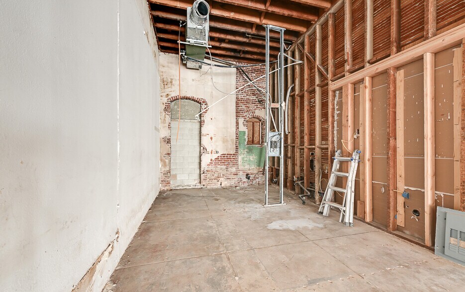 More Photos Of 4905-4913 Clinton St, Los Angeles Apartments For Lease