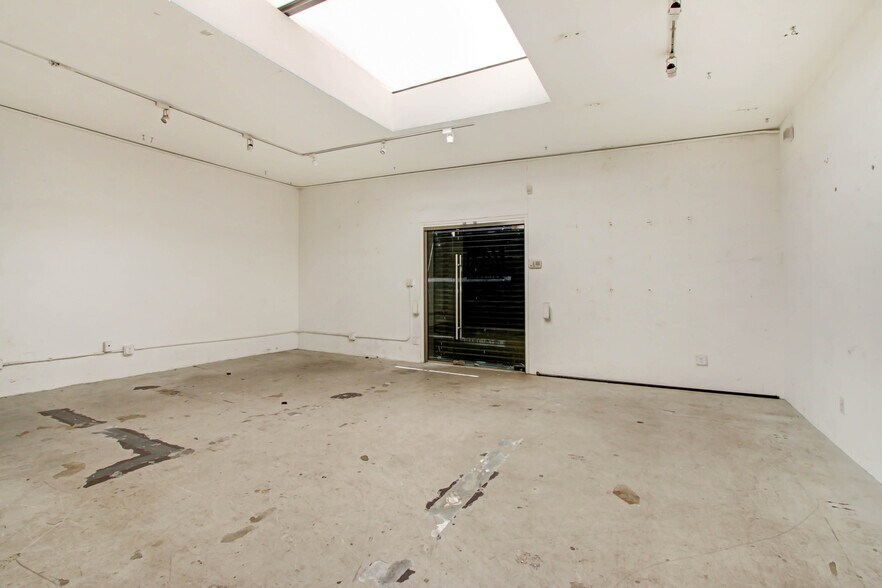 More Photos Of 416-424 N Fairfax Ave, Los Angeles Storefront For Lease