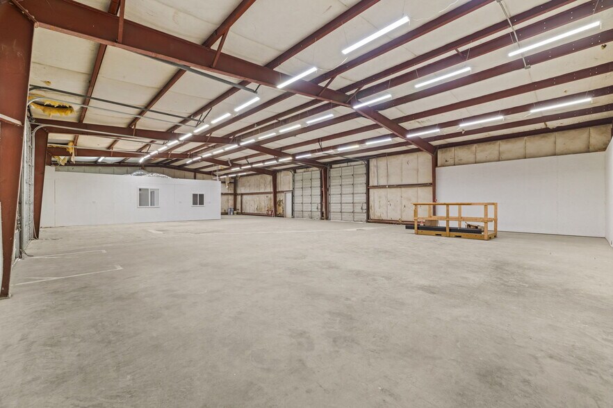 More Photos Of 10063 US-72, Rogersville Warehouse For Lease