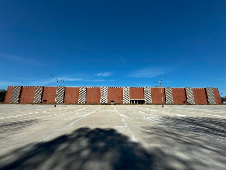 More Photos Of 5200 S Main St, Salisbury Industrial For Sale