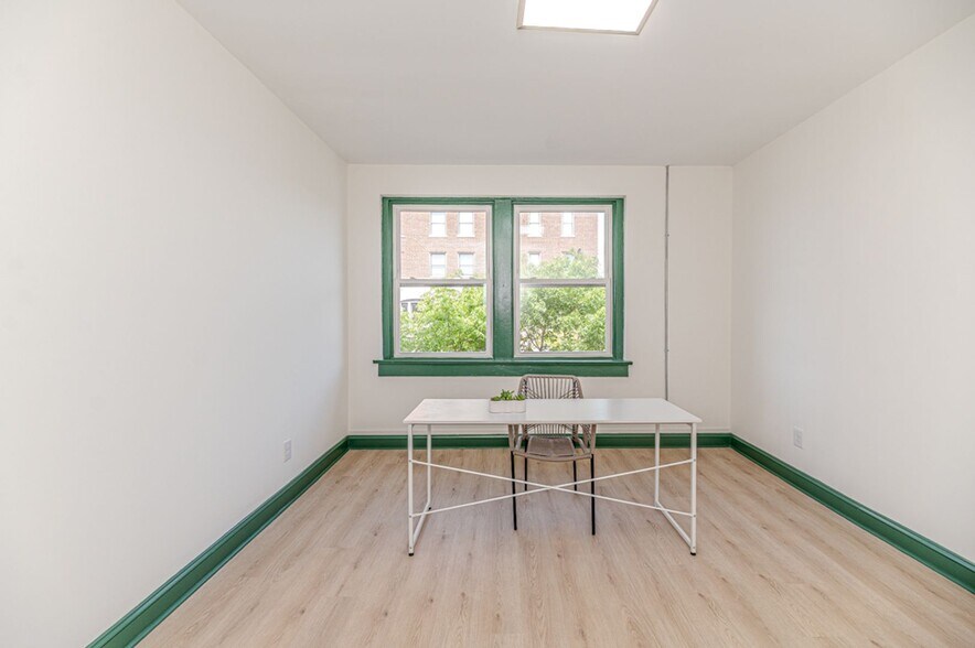 More Photos Of 200-208 S Steele St, Sanford Storefront For Lease