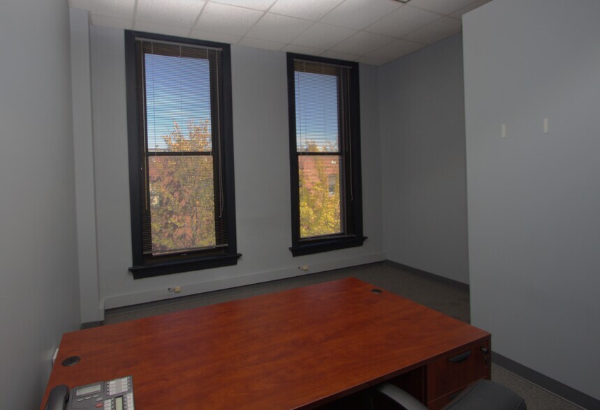 More Photos Of 100-104 N Main St, Saint Charles Office For Lease