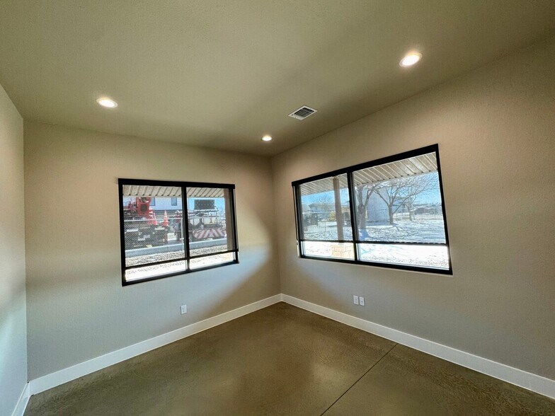 More Photos Of 105 McBar Dr, Jarrell Light Distribution For Lease