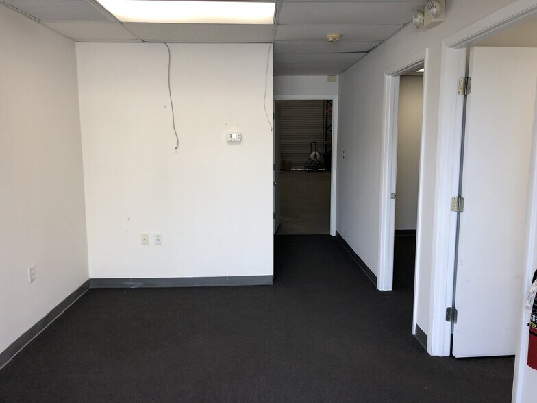 More Photos Of 8141 Blaikie Ct, Sarasota Warehouse For Lease