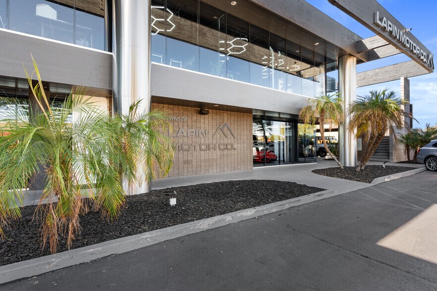 More Photos Of 14982 N 83rd Pl, Scottsdale Showroom For Sale