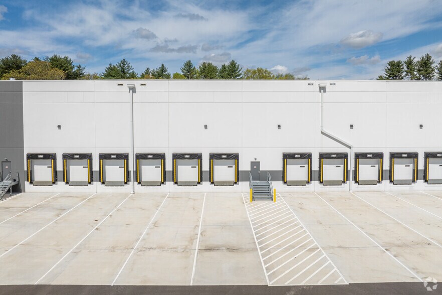 More Photos Of 40 Commerce Way, Tewksbury Warehouse For Lease