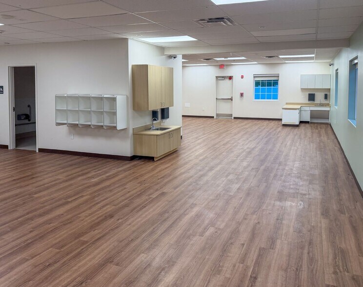 More Photos Of 16058 Manchester Rd, Ellisville General Retail For Lease