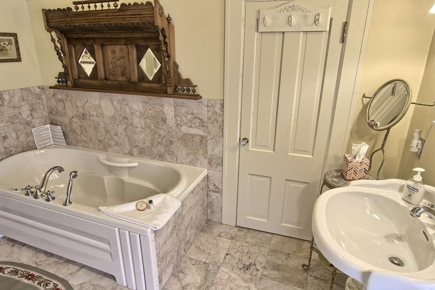 More Photos Of 230 Wellington St, Traverse City Hospitality For Sale