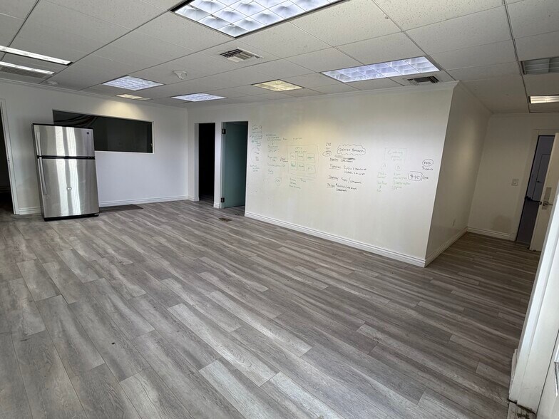 More Photos Of 14837 Oxnard St, Van Nuys Manufacturing For Lease