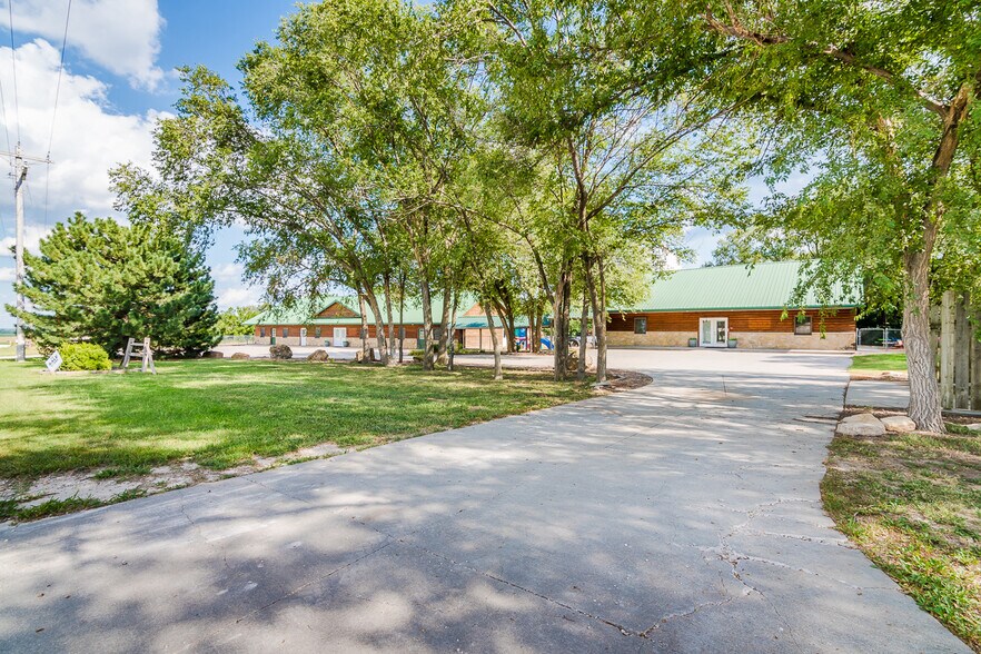 More Photos Of 17656 Old Post Rd, Wamego General Retail For Sale