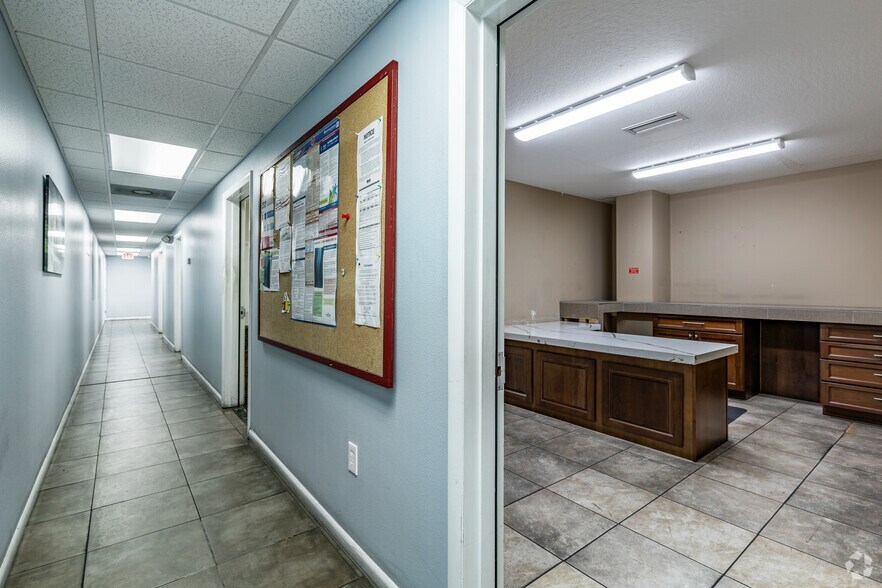 More Photos Of 4500 Carmichael Ave, Sarasota Warehouse For Sale