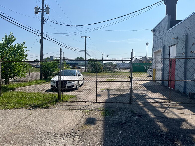 More Photos Of 27206 Groesbeck Hwy, Roseville Industrial For Sale