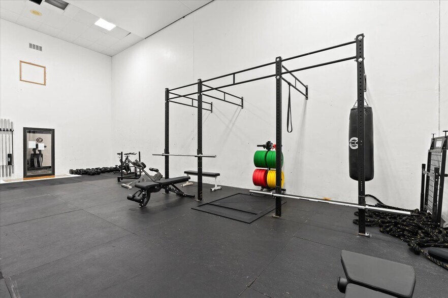 More Photos Of 2140 Fairway Dr, Davison Sports And Entertainment For Sale