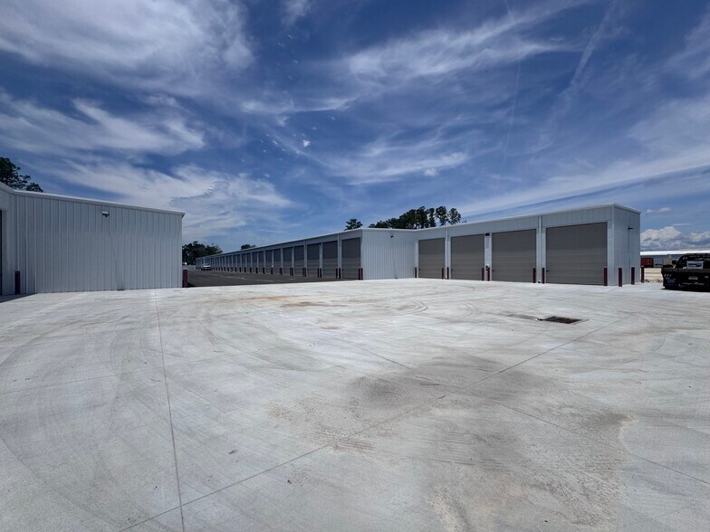More Photos Of 11691 Industry Dr, Jacksonville Self Storage For Lease