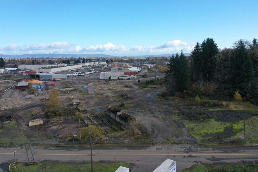 More Photos Of 1551 SE Lyle St, Dallas Warehouse For Sale