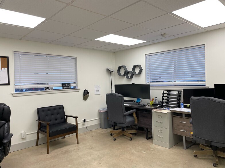 More Photos Of 2118 Mannix Dr, San Antonio Showroom For Sale