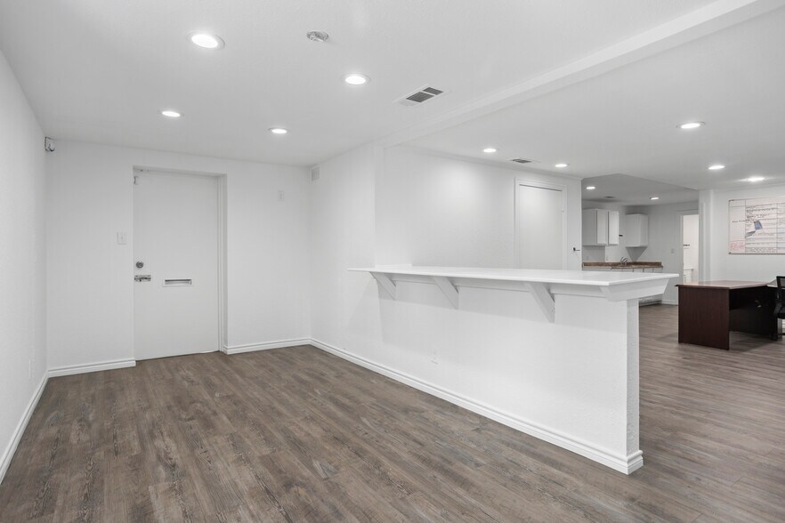 More Photos Of 6361 Singleton Blvd, Dallas Warehouse For Lease