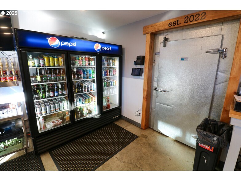 More Photos Of 790 N Bayshore Dr, Coos Bay Freestanding For Sale