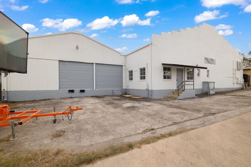 More Photos Of 2930 E Houston St, San Antonio Industrial For Sale