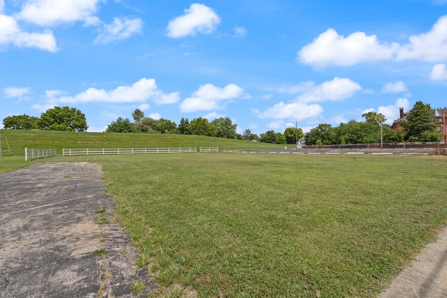 More Photos Of 1021 E Market St, Jeffersonville Land For Sale