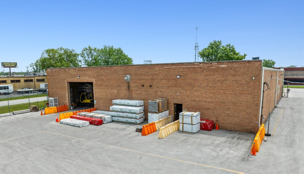 More Photos Of 2950 W 167th St, Markham Warehouse For Lease