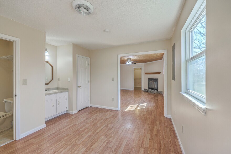 More Photos Of 106 Mayrant St, Summerville Office For Sale