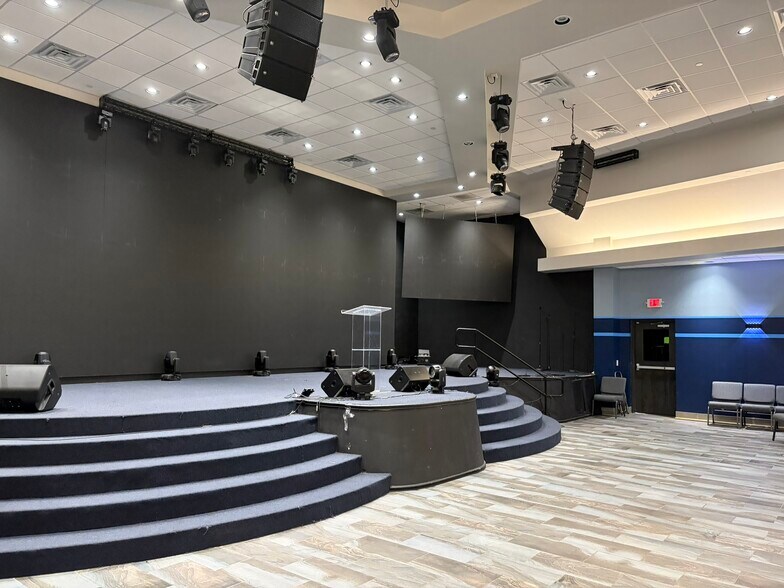 More Photos Of 12204 Sharpview Dr, Houston Religious Facility For Lease
