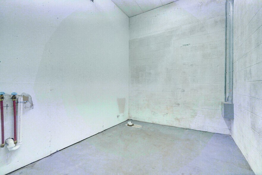 More Photos Of 36 NE 36th St, Oklahoma City Manufacturing For Lease