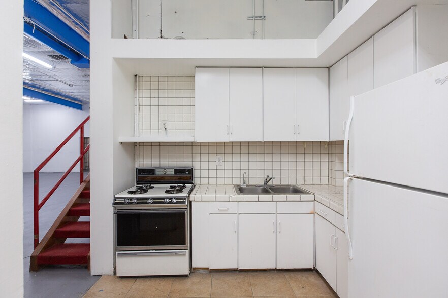 More Photos Of 1248 S Fairfax Ave, Los Angeles Light Manufacturing For Sale