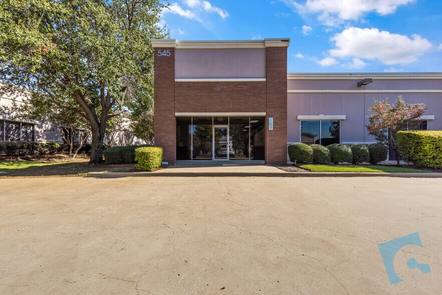 More Photos Of 545 S Nolen Dr, Southlake Showroom For Lease