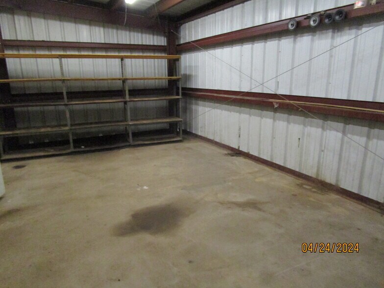 More Photos Of 530 E 2nd St, Freeport Warehouse For Lease