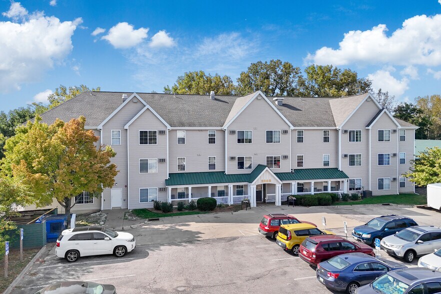 Primary Photo Of 2365 Tech Dr, Bettendorf Apartments For Sale