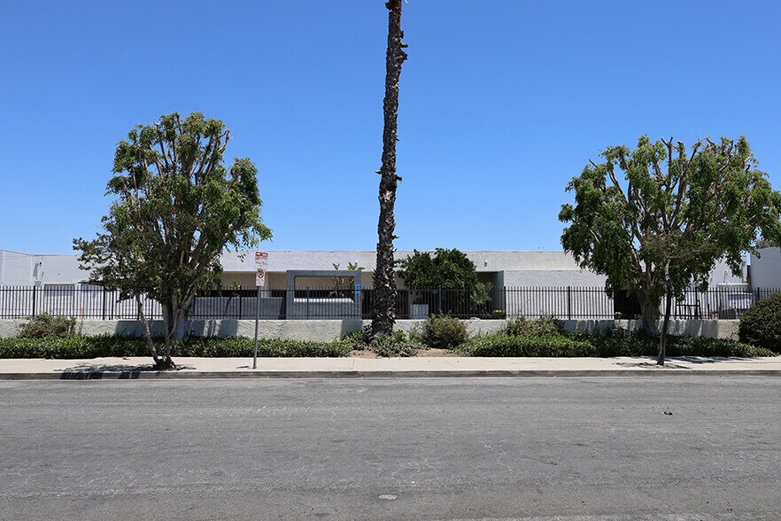 More Photos Of 7050 Valjean Ave, Van Nuys Warehouse For Lease