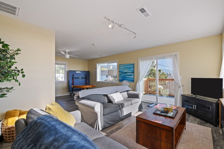 More Photos Of 259 S Pacific St, Rockaway Beach Specialty For Sale