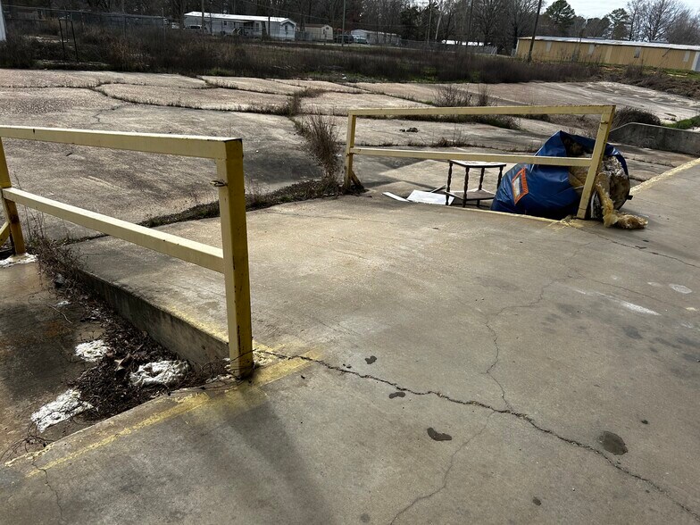 More Photos Of 502 Old Morton Rd, Forest Service Station For Sale